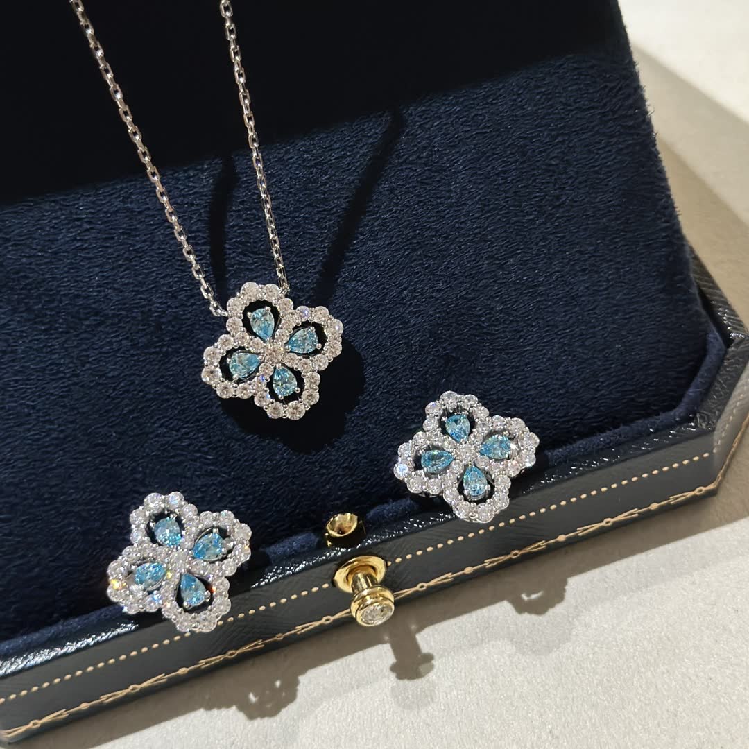 Van Cleef & Arpels Elegant Blue Diamond Flower Pendant